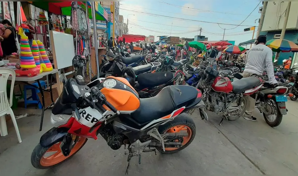 Gran número de motocicletas ocupan la calle Juan Cuglievan. Foto: La República