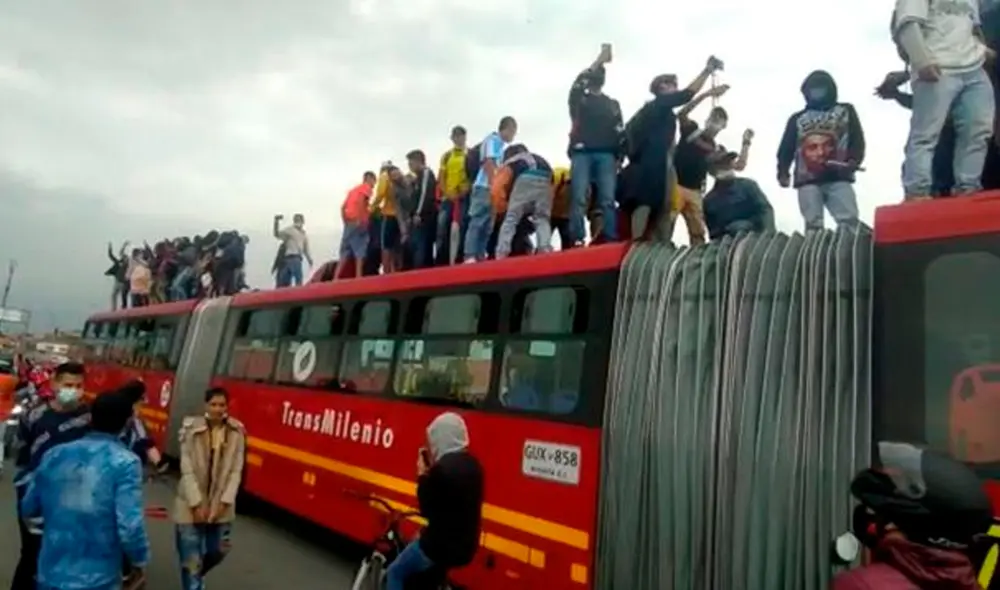 Los manifestantes se pararon en el techo del bus y cantaron arengas mientras saltaban tomándose fotos. Foto: El Espectador Los manifestantes se pararon en el techo del bus y cantaron arengas mientras saltaban tomándose fotos. Foto: El Espectador