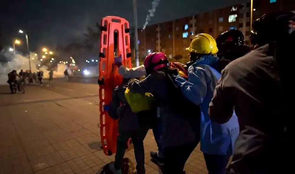 “Hemos usado la camilla como escudo”, relata un enfermero de 24 años que lleva dos semanas atendiendo a los caídos en las barricadas de Bogotá. Foto: AFP “Hemos usado la camilla como escudo”, relata un enfermero de 24 años que lleva dos semanas atendiendo a los caídos en las barricadas de Bogotá. Foto: AFP
