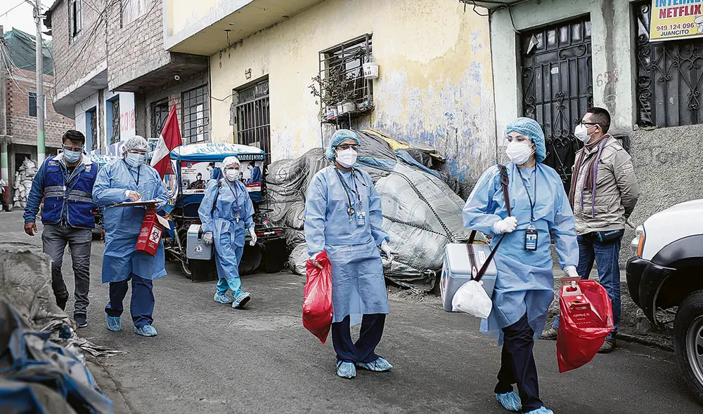 Sin descanso. Brigadas no solo aplican vacunas en los puntos de atención, sino también en casas de las personas vulnerables. Foto: Antonio Melgarejo / La República