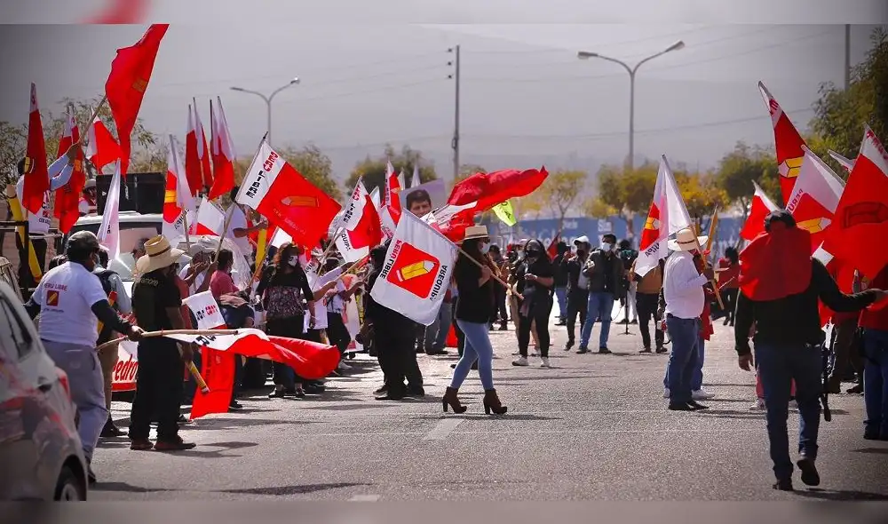 Simpatizantes se encuentran en los exteriores del aeropuerto esperando la llegada de Castillo a Arequipa. Foto: Oswald Charca / La República Simpatizantes se encuentran en los exteriores del aeropuerto esperando la llegada de Castillo a Arequipa. Foto: Oswald Charca / La República