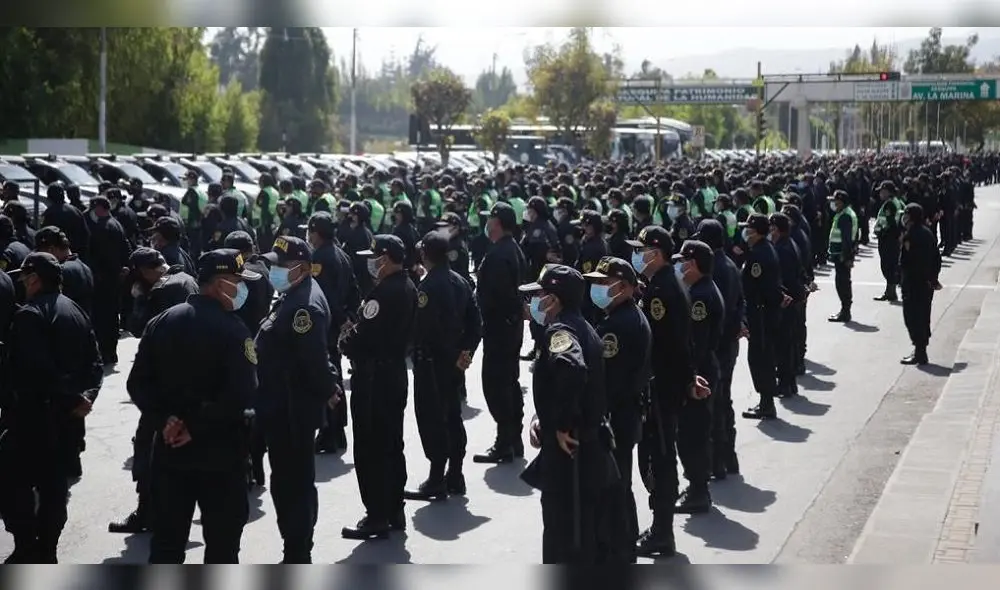 Agentes concentraron en la avenida La Marina, en el Cercado de Arequipa. Foto: Rodrigo Talavera / La República Agentes concentraron en la avenida La Marina, en el Cercado de Arequipa. Foto: Rodrigo Talavera / La República
