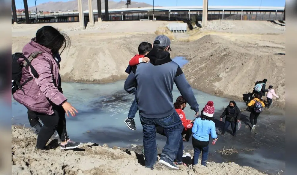 En redes sociales  han circulado videos e impactantes fotografías de grupos de personas que cruzan caminando el río Bravo. Foto: EFE
