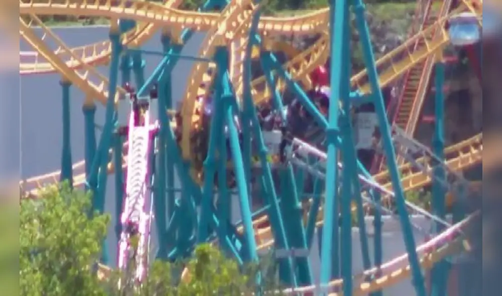 La montaña rusa Poltergeist, ubicada en Texas, se detuvo en medio de un ciclo de paseo. Foto: captura video La montaña rusa Poltergeist, ubicada en Texas, se detuvo en medio de un ciclo de paseo. Foto: captura video