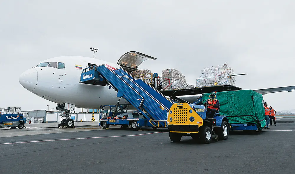 Ya están aquí. Un nuevo lote de 510 mil dosis de AstraZeneca llegó en la tarde de ayer para continuar con la vacunación de los adultos mayores de 60 años. Foto: Minsa