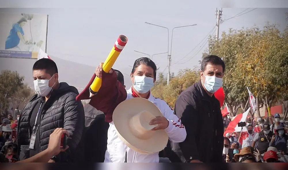 Llegada de Pedro Castillo. A su salida del aeropuerto, el candidato de Perú Libre se encontró con decenas de sus simpatizantes. A bordo de un vehículo emprendió un recorrido hasta el hotel. Llegada de Pedro Castillo. A su salida del aeropuerto, el candidato de Perú Libre se encontró con decenas de sus simpatizantes. A bordo de un vehículo emprendió un recorrido hasta el hotel.