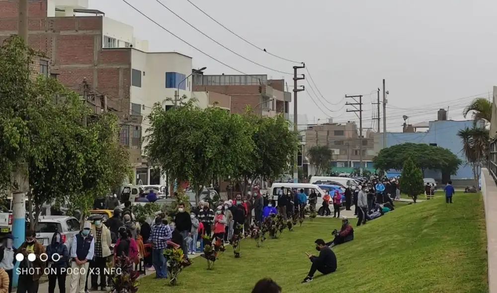Algunos adultos mayores se ven en la necesidad de alquilar sillas para descansar durante la espera. Foto: Mary Luz Aranda/URPI-LR