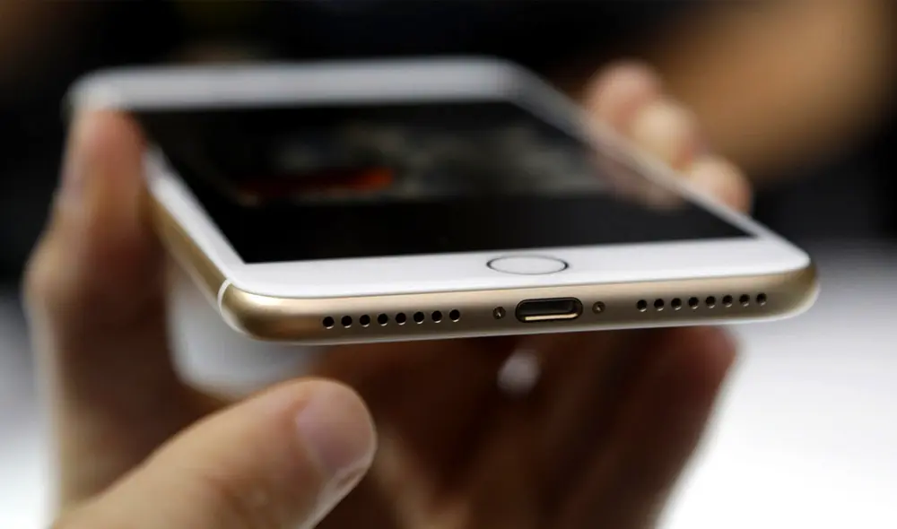 Si tu celular ha estado expuesto a líquidos, debes asegurarte de secarlo por completo, tanto de forma interna como externa. Foto: Marcio José Sánchez