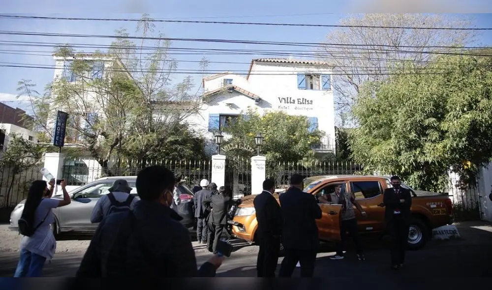 Castillo y su equipo se encontraban reunidos en el hotel Villa Elisa. Foto: Rodrigo Talavera / La República