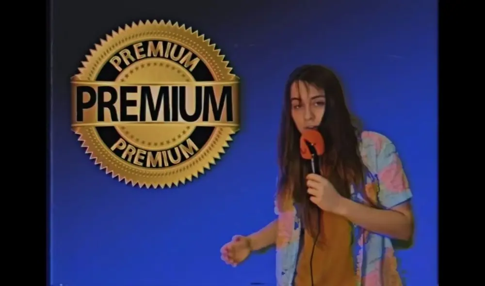 El clip de Mango recuerda a la estética de los programas de televisión de la década de 1980 o 1990.Foto: captura de YouTube El clip de Mango recuerda a la estética de los programas de televisión de la década de 1980 o 1990.Foto: captura de YouTube