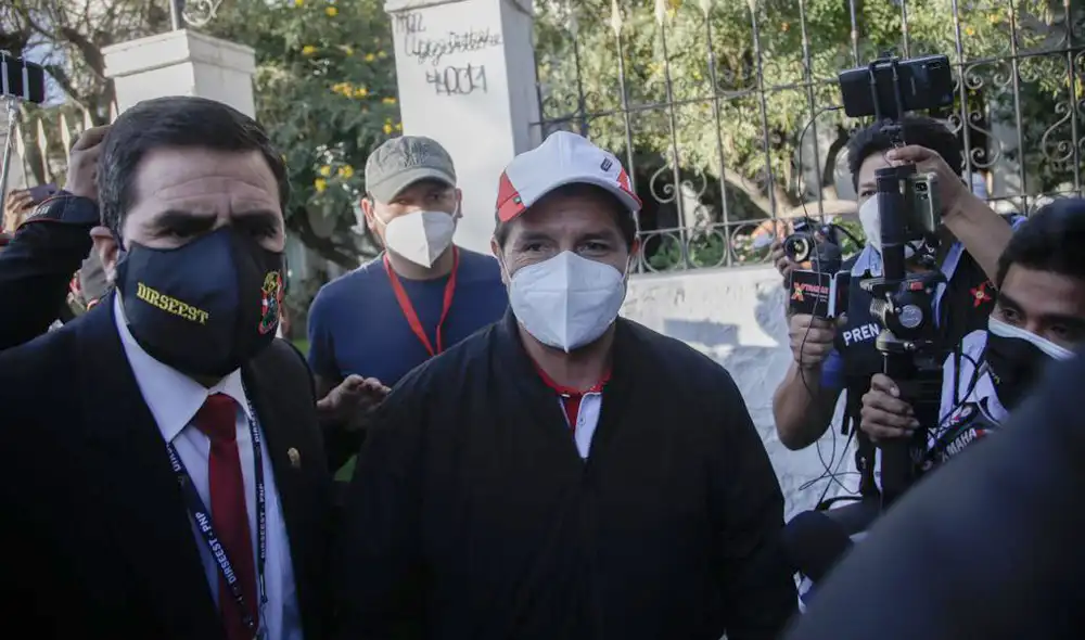 Pedro Castillo salió raudo del hotel donde sostuvo una larga reunión de asesoramiento. Foto: Oswald Charca / La República