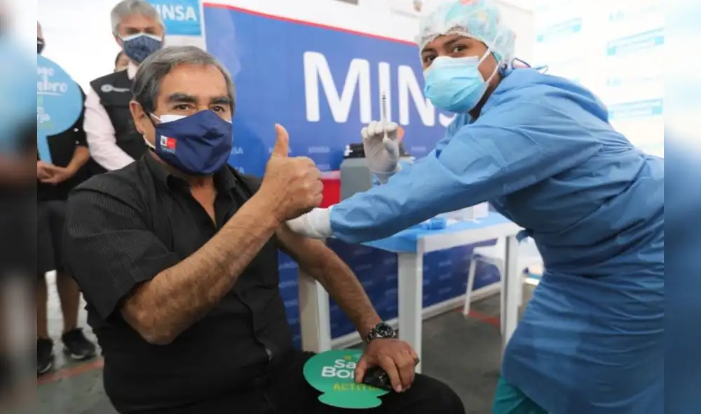 Ministro Ugarte recibió las dos dosis de la vacuna de Pfizer contra el SARS-CoV-2. Foto: Minsa