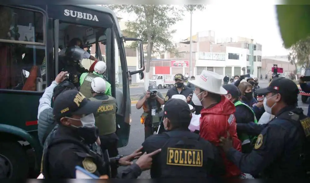 Arequipa. Varias personas fueron detenidas debido a que no portaban DNI. Foto: Rodrigo Talavera / La República