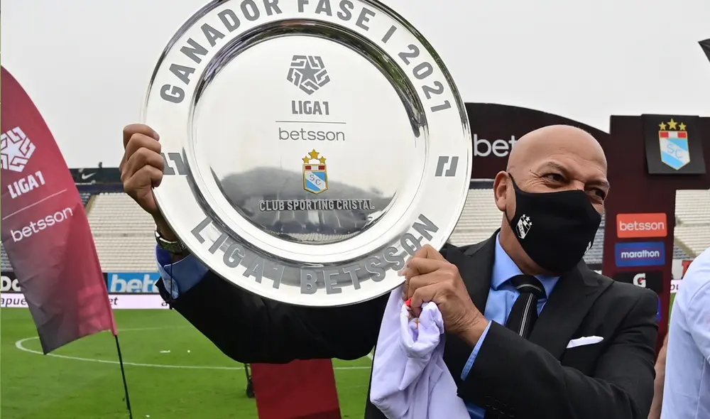 Esta es la segunda temporada de Roberto Mosquera de su segundo periodo como DT de Sporting Cristal. Foto: FPF Esta es la segunda temporada de Roberto Mosquera de su segundo periodo como DT de Sporting Cristal. Foto: FPF