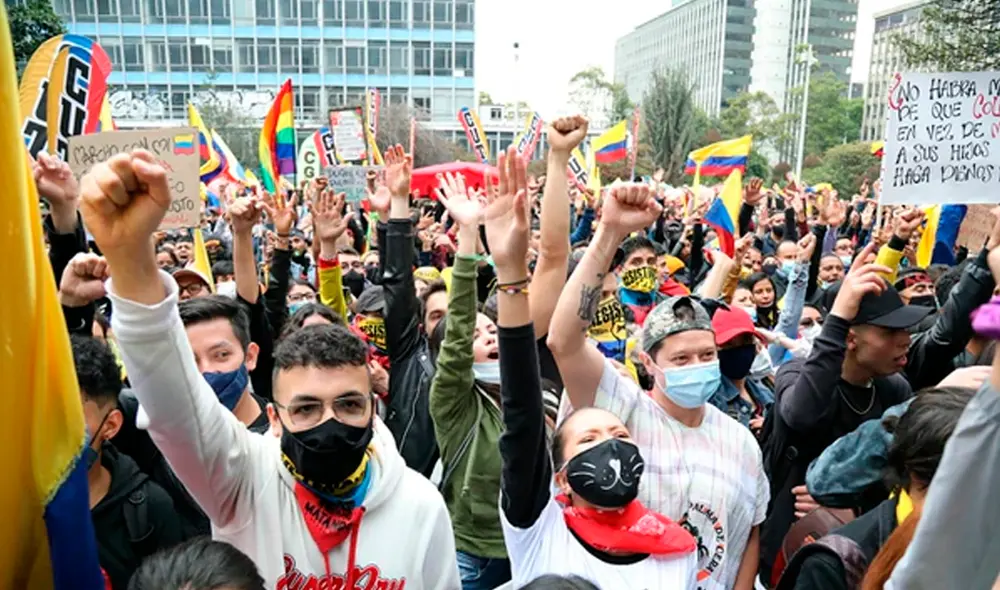 Hombres y mujeres de blanco caminan con pancartas que piden “paz” o “no más bloqueos” de carreteras y entonando oraciones. Foto: GDA
