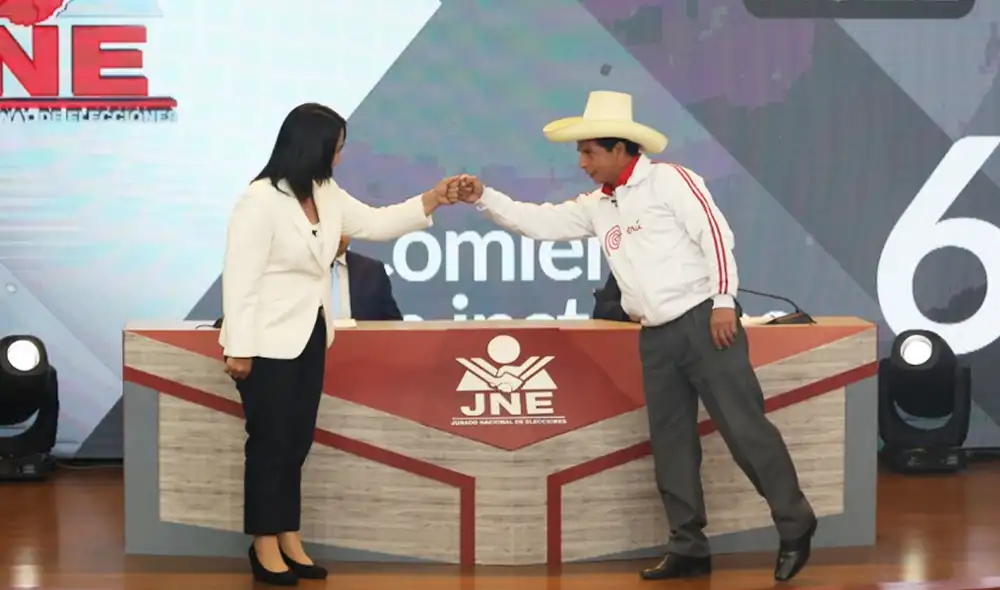 Keiko Fujimori y Pedro Castillo se saludan antes de iniciar el debate presidencial 2021. Foto: JNE