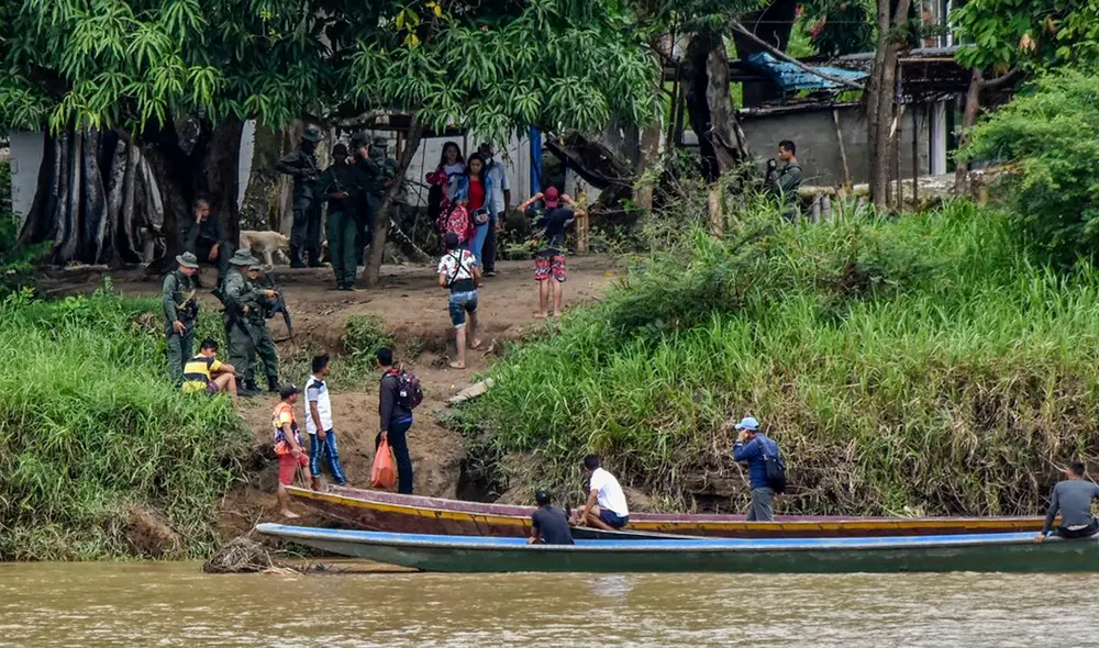 Según Fundaredes, en medio de las hostilidades han desaparecido al menos tres militares, y más de 6.000 personas se han desplazado hacia Colombia. Foto: AFP Según Fundaredes, en medio de las hostilidades han desaparecido al menos tres militares, y más de 6.000 personas se han desplazado hacia Colombia. Foto: AFP