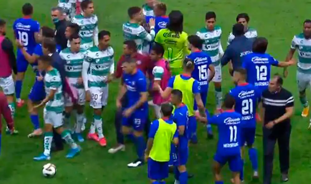 El centrocampista Santiago Giménez y el zaguero brasileño Doria iniciaron el enfrentamiento entre los planteles. Foto: captura Twitter