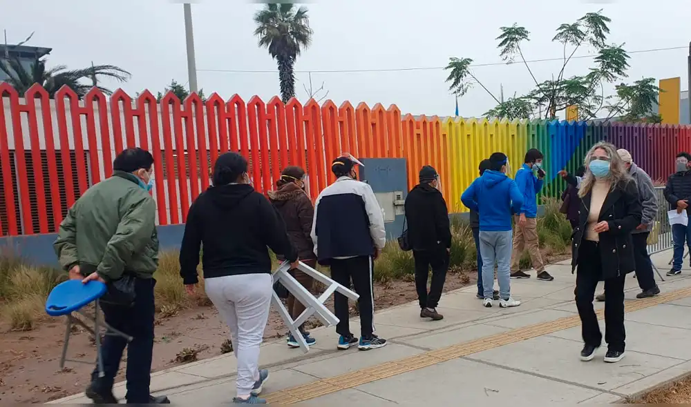 Personas piden mejor organización al Minsa. Foto: Maria Pia Ponce / URPI -LR Personas piden mejor organización al Minsa. Foto: Maria Pia Ponce / URPI -LR