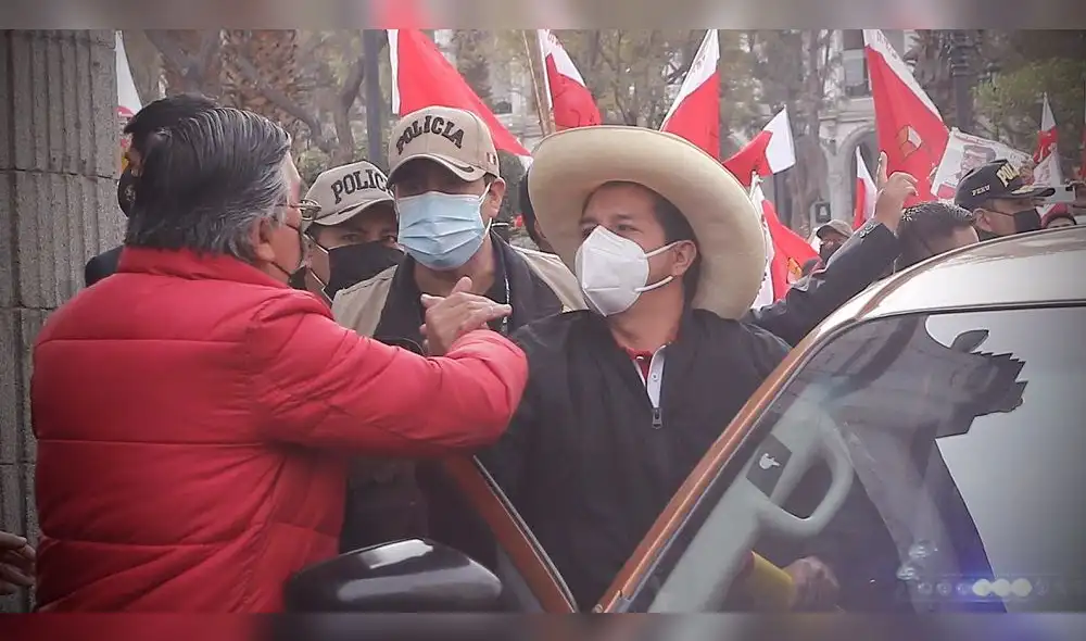 Castillo ofreció un mitin en la Plaza de Armas de Arequipa y luego se subió a un vehículo con dirección a Juliaca. Foto: Oswald Charca / La República Castillo ofreció un mitin en la Plaza de Armas de Arequipa y luego se subió a un vehículo con dirección a Juliaca. Foto: Oswald Charca / La República
