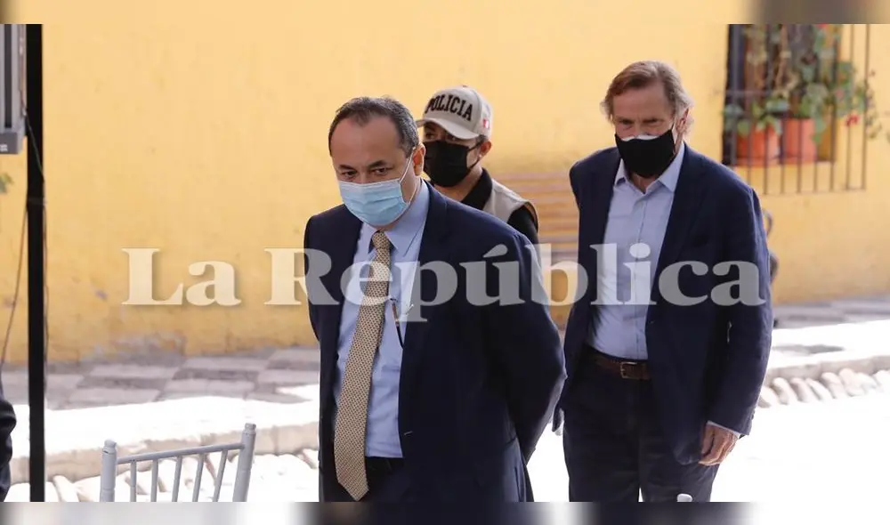 Luis Carranza y Carlos Neuhaus, integrantes del equipo de Fuerza Popular, se encuentran en la cita. Foto: Oswald Charca / La República