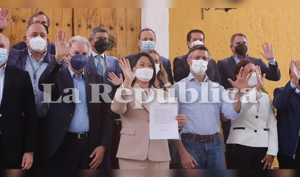 Fujimori firmó su juramento ante integrantes de su equipo técnico y otros invitados. Foto: Oswald Charca / La República Fujimori firmó su juramento ante integrantes de su equipo técnico y otros invitados. Foto: Oswald Charca / La República