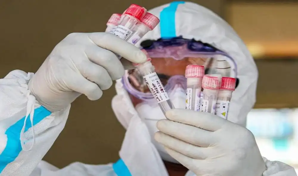 Los científicos deben secuenciar el genoma de las muestras para detectar las variantes del virus. Foto referencial: difusión