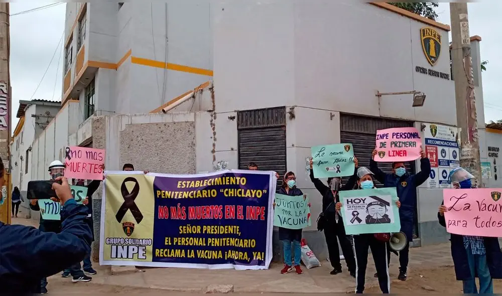 Trabajadores del INPE realizaron un protesta en exteriores de esta institución en Chiclayo. Foto: La República.