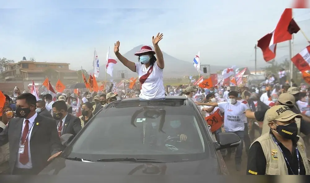 Simpatizantes de Arequipa y otras ciudades se concentraron para mostrar su apoyo a Fujimori. Foto: cortesía Edson Flores Simpatizantes de Arequipa y otras ciudades se concentraron para mostrar su apoyo a Fujimori. Foto: cortesía Edson Flores