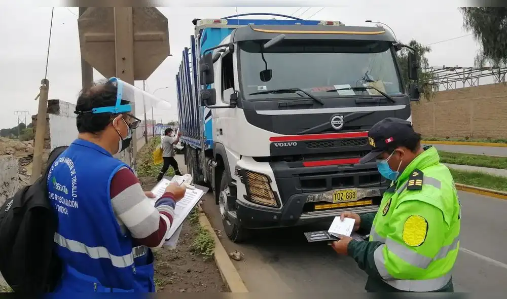 Tripulantes del camión fueron sorprendidos arrojando basura en la vía pública. Foto: MPT Tripulantes del camión fueron sorprendidos arrojando basura en la vía pública. Foto: MPT