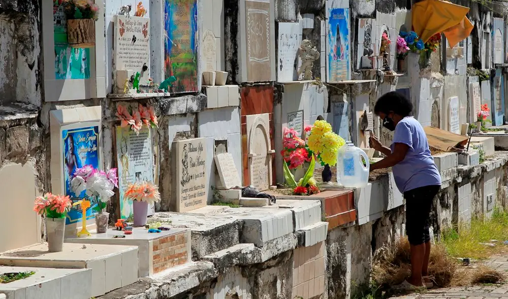 El tercer pico parece no tener techo pues las cifras diarias de fallecimientos e infecciones no han dejado de aumentar desde abril pasado. Foto: EFE