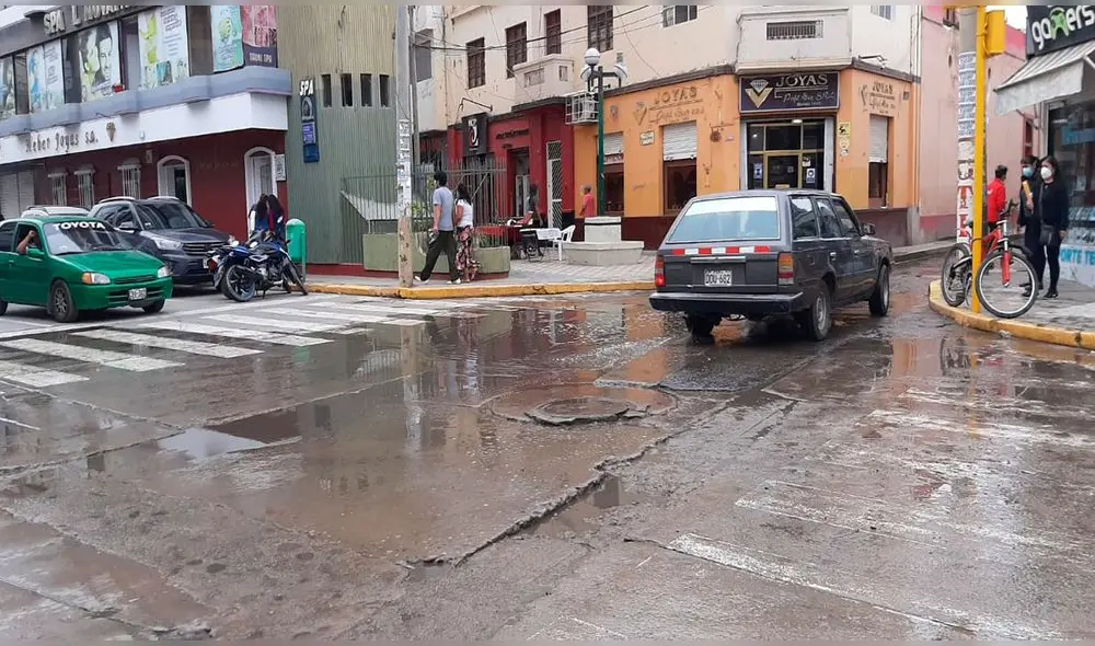 Colapso de alcantarillado perjudica también a peatones del centro de Chiclayo. Foto: La República Colapso de alcantarillado perjudica también a peatones del centro de Chiclayo. Foto: La República