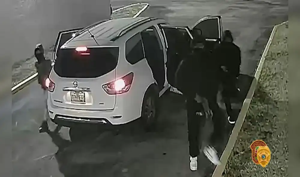 Tres sujetos sin identificar se bajan de una camioneta blanca y disparan contra una multitud en Miami. Foto: captura video/AFP