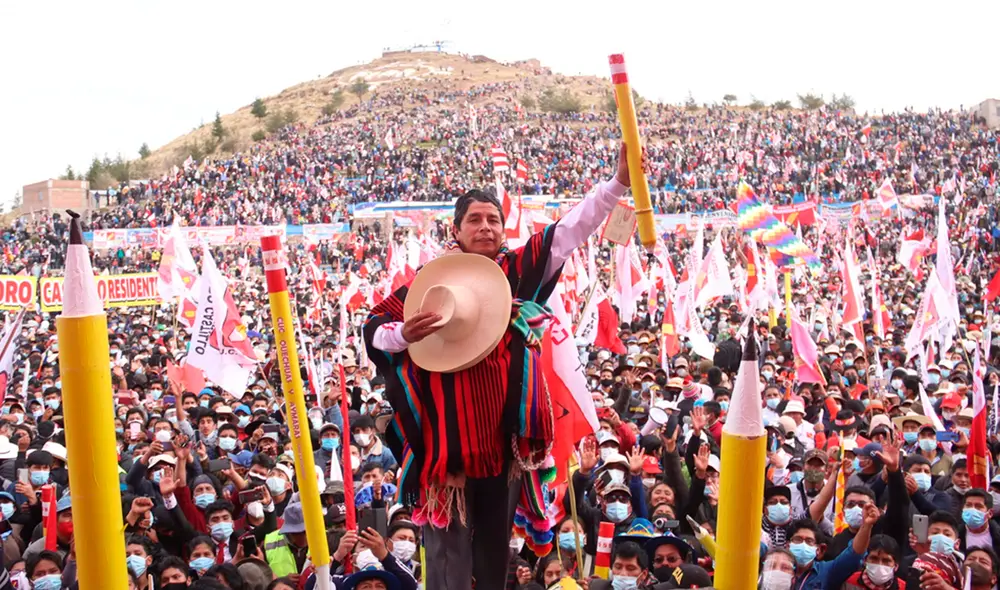 Ciudadanos se apostaron en el cerro Huaynarroque para escuchar mitin de Pedro Castillo. Foto: Perú Libre Ciudadanos se apostaron en el cerro Huaynarroque para escuchar mitin de Pedro Castillo. Foto: Perú Libre