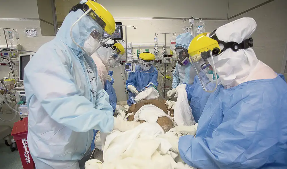 Primera línea. Hasta mayo han fallecido 460 médicos en el país debido al COVID-19. Foto: Antonio Melgarejo/La República