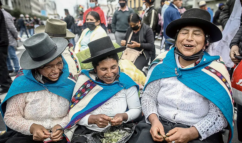 Costumbre. Tres mujeres colcabambinas cuentan sus anécdotas chacchando hoja de coca en la av. Abancay. (Fotos: Aldair Mejía / La República) Costumbre. Tres mujeres colcabambinas cuentan sus anécdotas chacchando hoja de coca en la av. Abancay. (Fotos: Aldair Mejía / La República)