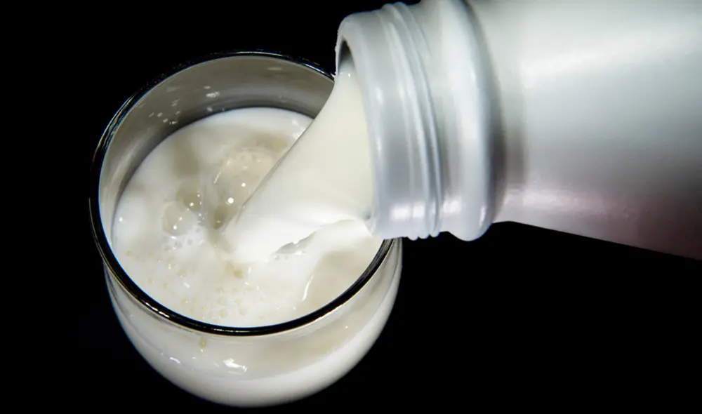 Expertos señalan que se deben ingerir al menos de 3 a 4 porciones diarias de leche. Foto: AFP. Expertos señalan que se deben ingerir al menos de 3 a 4 porciones diarias de leche. Foto: AFP.