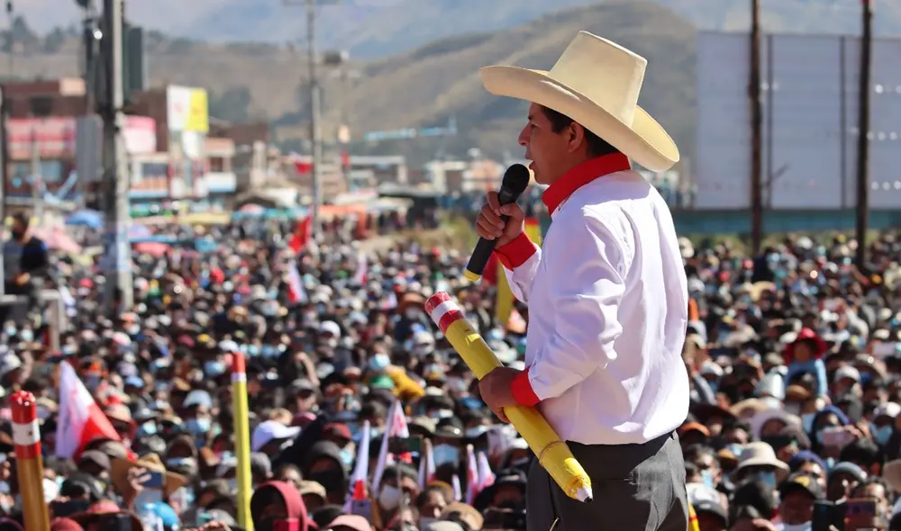 Pedro Castillo estuvo este martes en la ciudad de Sicuani, en Cusco, donde fue recibido por miles de simpatizantes. Foto: José Cristóbal/La República