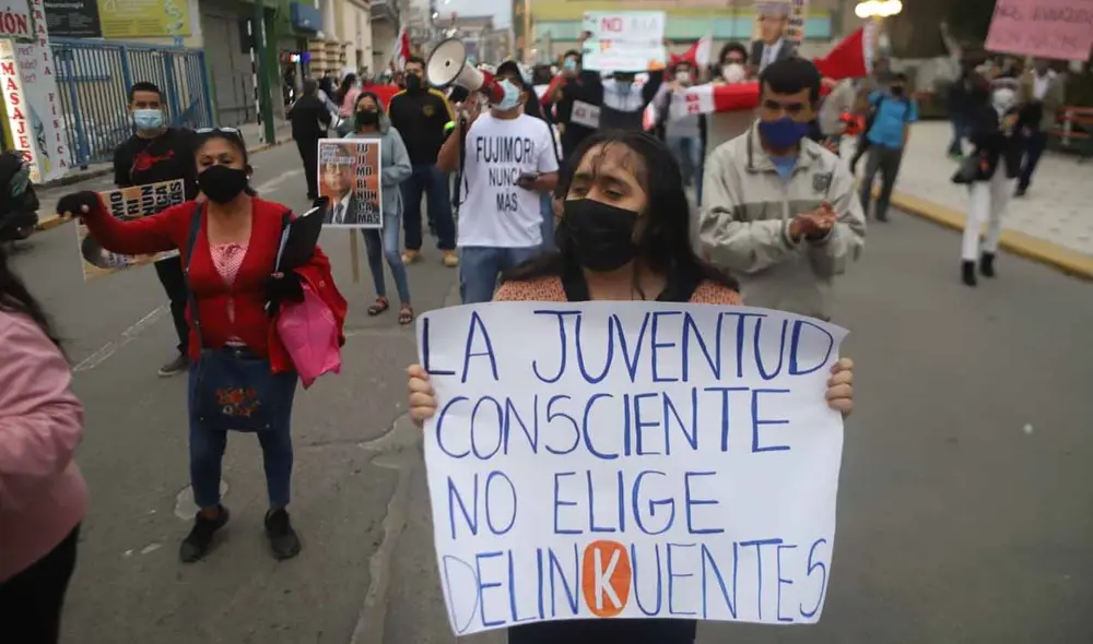 Al culminar la marcha, un grupo de 15 policías detuvo a uno de los manifestantes. Foto: Clinton Medina