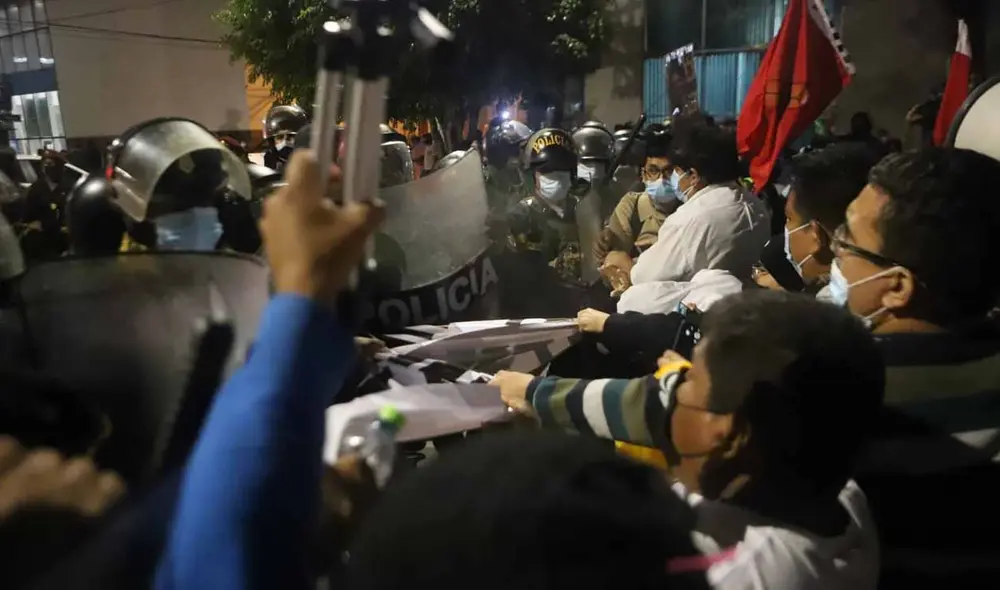 El intervenido fue llevado cargado a la tolva del vehículo para ser trasladado a la dependencia policial. Foto: Clinton Medina