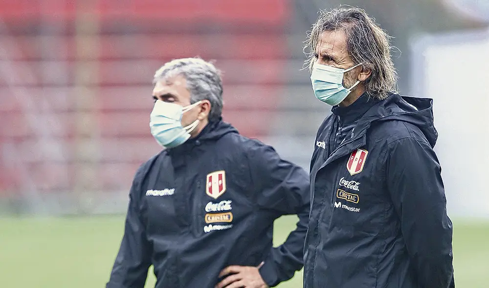 Ajustes. El DT de la selección nacional, Ricardo Gareca, evalúa junto con su comando técnico el once que jugará ante Colombia. Foto: difusión