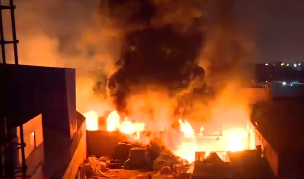 Uno de los vecinos denunció que el local no contaba con permiso para almacenar plástico, debido a que ya han sucedido estas situaciones de alerta en el lugar. Foto: captura de América TV Uno de los vecinos denunció que el local no contaba con permiso para almacenar plástico, debido a que ya han sucedido estas situaciones de alerta en el lugar. Foto: captura de América TV