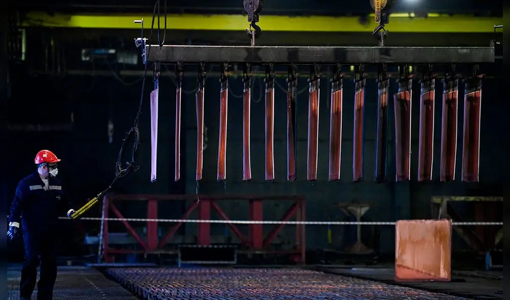 El cobre a tres meses en la Bolsa de Metales de Londres (LME) bajó un 0,4%. Foto: AFP