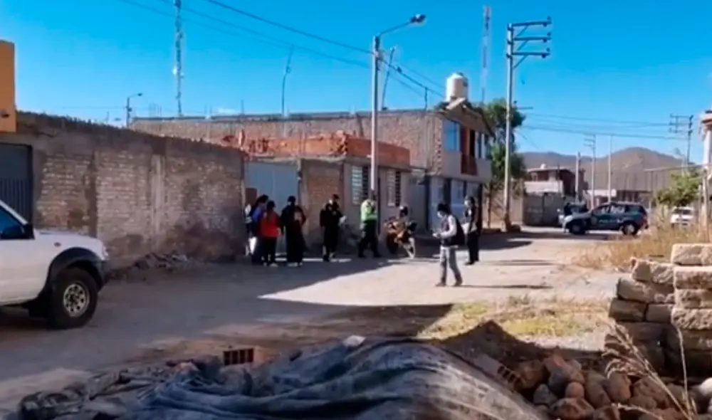 Personal del Ministerio Público realiza diligencias del levantamiento del cadáver. Foto: EPA Noticias