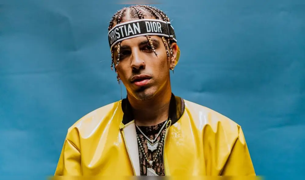 Cantante de música urbana Rauw Alejandro interpreta canción "Todo de ti". Foto: Revista GQ.