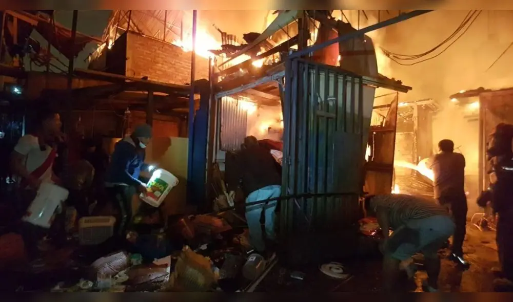 Bomberos atienden emergencia en centro comercial de la comunidad Shipibo-Konibo de Cantagallo. Foto: Grace Mora/URPI-LR