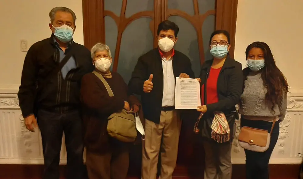 Pedro Castillo con los familiares de las víctima de La Cantuta. Foto: difusión Pedro Castillo con los familiares de las víctima de La Cantuta. Foto: difusión