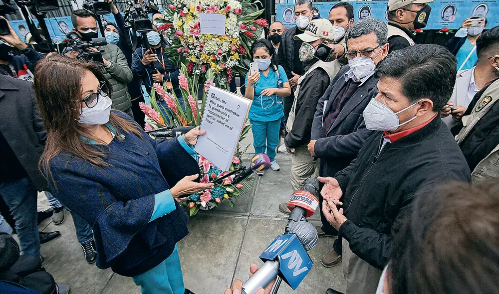 El dato. Decana Liliana La Rosa recibe el documento. Pedro Castillo rindió homenaje al personal caído en la pandemia. Asistió con Hernando Cevallos, quien lidera el equipo técnico de salud. Foto: Jhon Reyes / La República