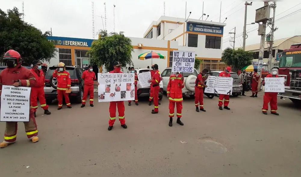 Bomberos de Lambayeque realizaron una protesta en los exteriores de la Geresa. Foto: La República