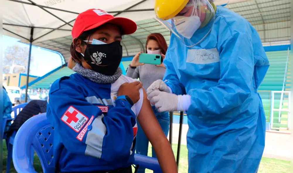 Voluntarios fueron vacunados en el estadio de Sachaca. Foto: Cruz Roja